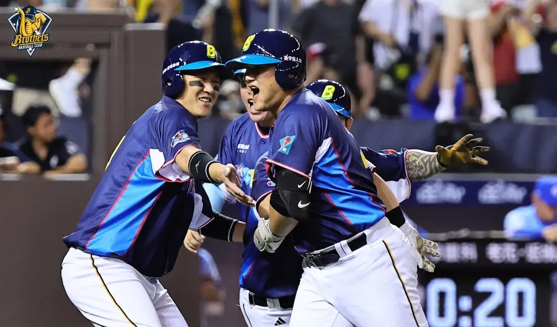 ▲陳俊秀在三局下轟出滿貫砲，中信兄弟攻破富邦悍將，單局揮出6安得6分，終場7：2擊敗富邦悍將。（圖／中信兄弟提供）