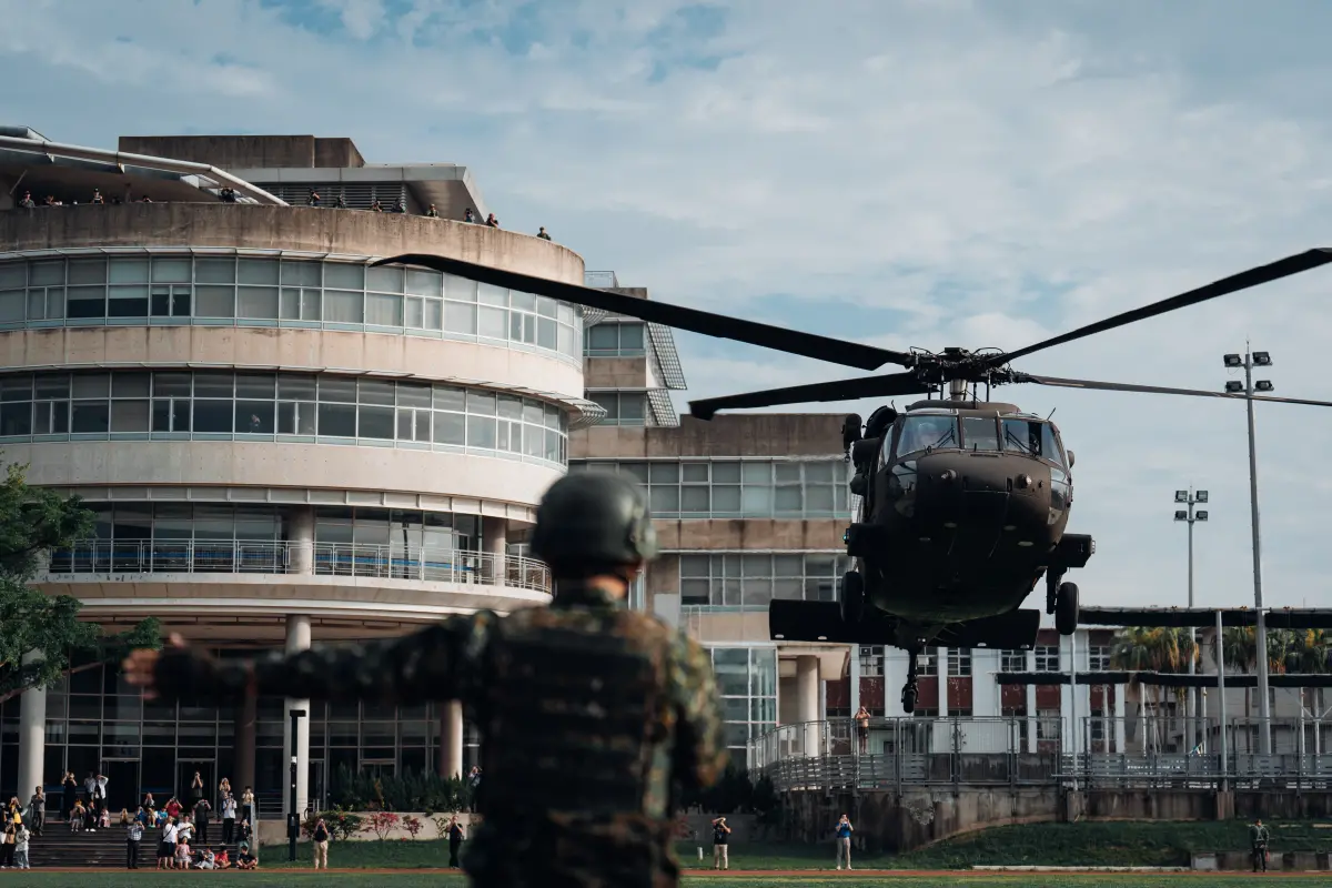 ▲UH-60M黑鷹直升機執行降落逢甲大學演練，地面官兵協助引導。（圖／軍聞社提供）