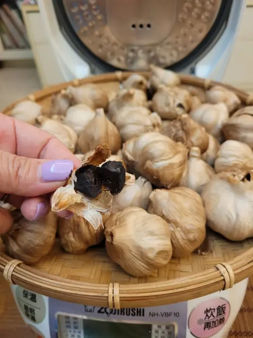 ▲網友分享自製黑蒜,大讚吃起來甜甜地像蜜餞,蒜頭盛產時自己在家做很划算。(圖/家常菜臉書) ▲網友分享自製黑蒜,大讚吃起來甜甜地像蜜餞,蒜頭盛產時自己在家做很划算。(圖/家常菜臉書)