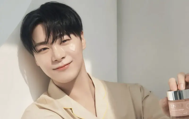 ▲韓國男團Astro的成員文彬（如圖）在2023年4月驟然離世，如今時隔2週年，Astro選擇製作歌曲緬懷故人，豈料卻遭到粉絲反彈，質疑是在消費死者撈金。（圖／IG moon_ko_ng）