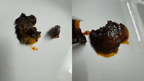 維力炸醬麵兩種版本的油包差異,左邊一般版、右邊素食版。(圖/記者潘毅攝) ▲維力炸醬麵兩種版本的油包差異,左邊一般版、右邊素食版。(圖/記者潘毅攝)
