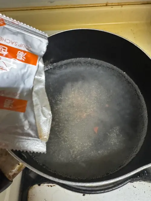 素食版的湯包包含乾燥紅蘿蔔、海帶。(圖/記者潘毅攝) ▲素食版的湯包包含乾燥紅蘿蔔、海帶。(圖/記者潘毅攝)