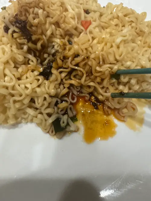 煮素食版維力的時候,相當推薦在煮水的時候就會將素版湯包加入水中,與麵體一起煮好。(圖/記者潘毅攝) ▲煮素食版維力的時候,相當推薦在煮水的時候就會將素版湯包加入水中,與麵體一起煮好。(圖/記者潘毅攝)