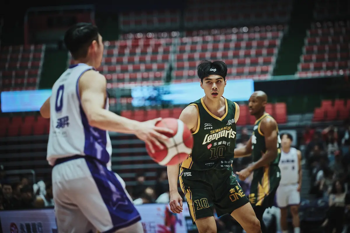 ▲台啤永豐雲豹今(19)日展現優異團隊作戰能力，全場有6人得分上雙的表現，在主場以95：83擊敗新竹御嵿攻城獅，奪4連勝。（圖／雲豹球團提供）