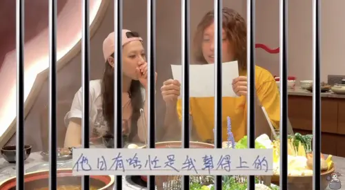 ▲賤葆（右）回訪Toyz火鍋店表示，餐點大部分都有做改善，但少部分餐點味道還是和上次一樣。（圖／J-Bao賤葆 YouTube）