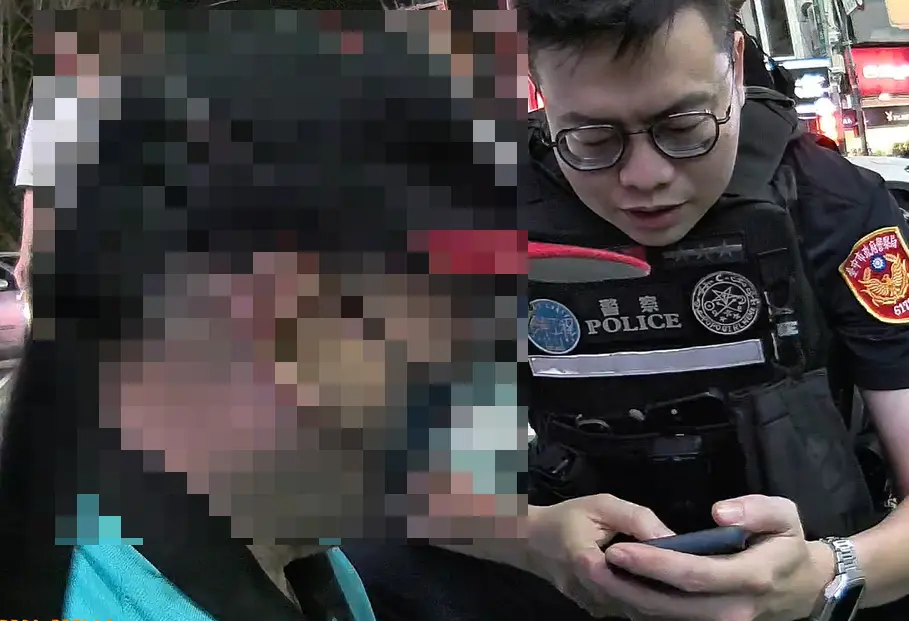 ▲64歲樓姓男子被熱心路人發現偷拍後，一度想刪除手機畫面。（圖／翻攝畫面，2025.04.20）