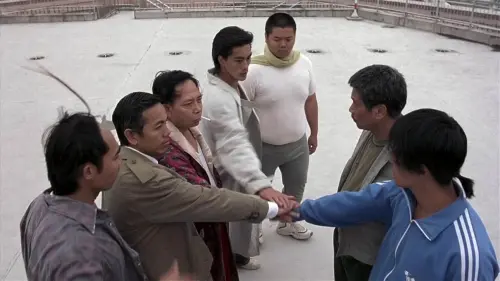 ▲《少林足球》中師兄弟從原本疏離，到再次團結一起上場比賽，讓觀眾看得動容，不過師兄弟的排行順序，是「三師兄」田啟文（左二）決定的，並非出自周星馳（右一）的想法。（圖／摘自IMDb）