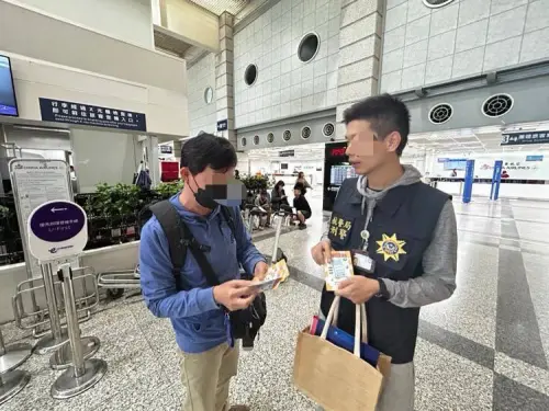 ▲航警局同仁向航空公司，民眾進行宣導反詐工作。（圖／記者郭凱杰翻攝）