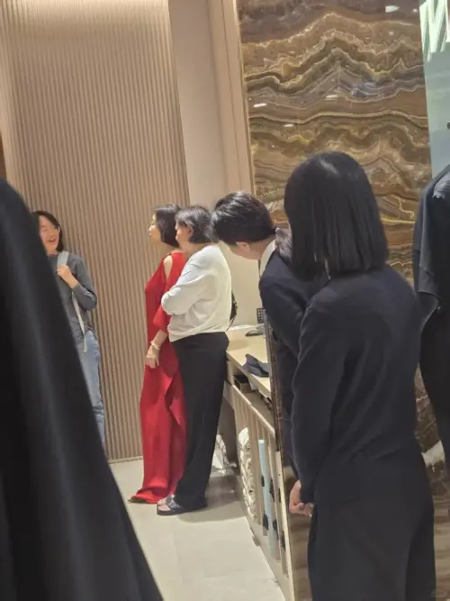 ▲網友分享去逛香港中環的商場,驚見林青霞在試一件紅色的連身裙,店員都在旁注視著她,整個人充滿優雅的氣質,巨星丰采依舊迷人。(圖/摘自小紅書) ▲網友分享去逛香港中環的商場,驚見林青霞在試一件紅色的連身裙,店員都在旁注視著她,整個人充滿優雅的氣質,巨星丰采依舊迷人。(圖/摘自小紅書)