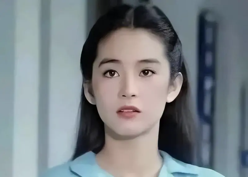 ▲女星林青霞（如圖）今（3）日迎71歲生日，她年輕時曾與秦漢情感糾纏多年，1994年嫁給香港富商邢李㷧，生活安穩幸福。（圖／翻攝自微博）