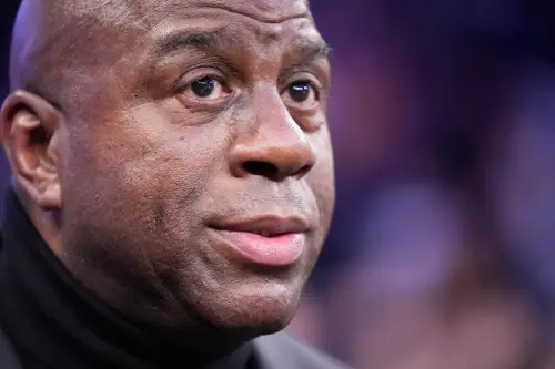 西區首輪季後賽首戰中,洛杉磯湖人以95:117慘敗給主場作戰的明尼蘇達灰狼,遭遇一場全面性的失利。賽後,湖人傳奇球星魔術強森(Magic Johnson)在社群媒體上直言批評湖人表現「毫無能量」,認為球隊仍在用打例行賽的心態面對季後賽。 ▲西區首輪季後賽首戰中,洛杉磯湖人以95:117慘敗給主場作戰的明尼蘇達灰狼,遭遇一場全面性的失利。賽後,湖人傳奇球星魔術強森(Magic Johnson)在社群媒體上直言批評湖人表現「毫無能量」,認為球隊仍在用打例行賽的心態面對季後賽。(圖/美聯社/達志影像)