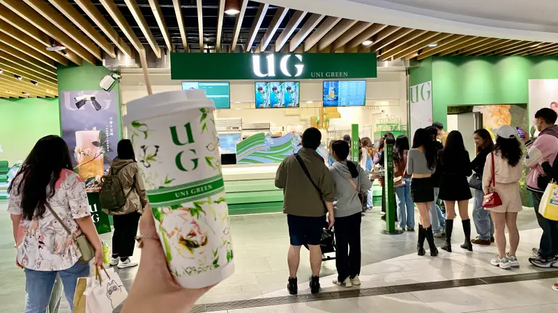 ▲最有話題的手搖飲料「UG TEA 樂己」，進駐風城首間門市「新竹清大」端午連假前試營運，今起「三窨十五茉純茶買一送一」！送品牌保冷袋，優惠菜單、門市資訊一覽。顏太煮奶茶明台中一中店開幕免費喝。（圖／記者蕭涵云攝）