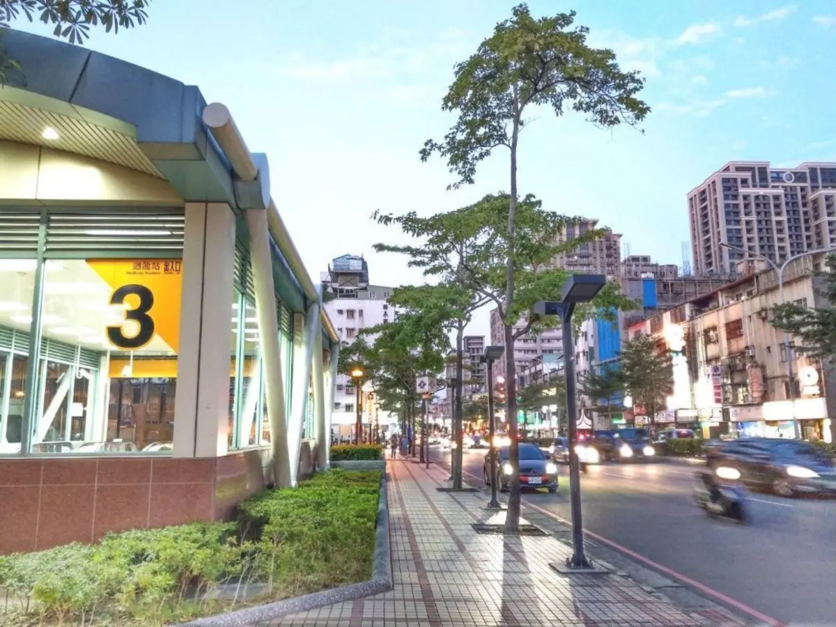 ▲信義房屋新莊丹鳳店專案協理李德修分析，新莊發展腹地大，可細分為南北新莊，提供多元房市選擇，鄰近多個工業區，形成穩定的購屋基本盤，月薪3至5萬元的週邊上班族是主要買方。（圖／信義房屋提供）