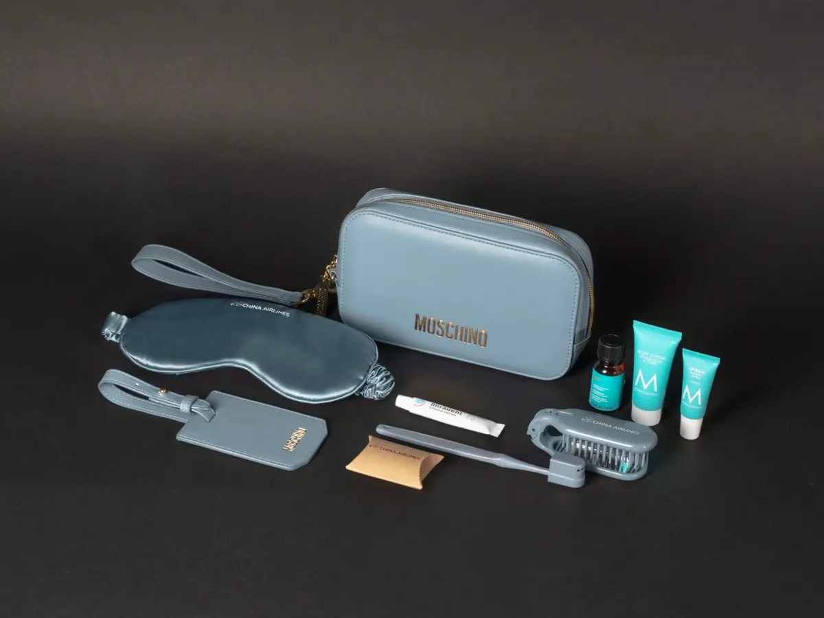 ▲華航與潮流奢華品牌 MOSCHINO 跨界合作，榮獲「亞洲最佳商務艙旅行包」殊榮，未來也將推出新色。（圖／華航提供）