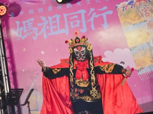 ▲在神岡社口萬興宮的演出，安排了奇幻魔術秀、可愛氣球人及川劇秘術等精彩節目。（圖／文化局提供）