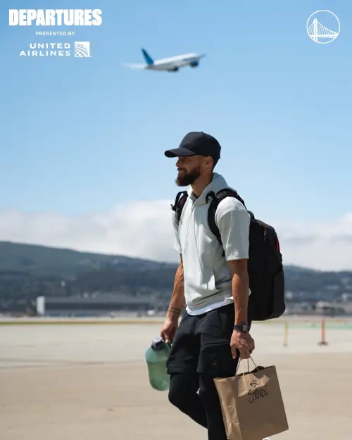 Stephe Curry登機前往休士頓,他背著背包,一手提著一桶飲用水,另一手拿著紙袋,疑似裝有食物。 ▲Stephe Curry登機前往休士頓,他背著背包,一手提著一桶飲用水,另一手拿著紙袋,疑似裝有食物。(圖/取自金州勇士X)