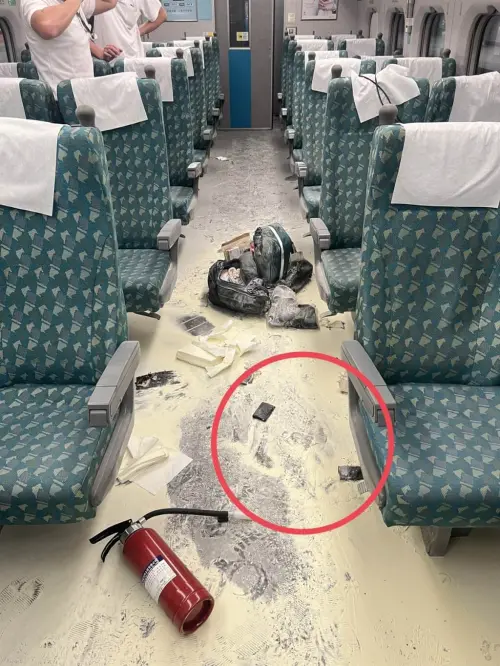 ▲高鐵乘客行李中的行動電源起火，其他乘客見狀立即使用滅火器撲滅火（圖／鐵路警察局高雄分局）