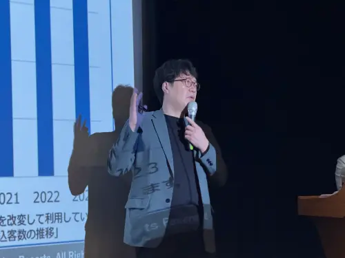▲星野集團負責北海道市場的相內學，分享「北海道外國觀光客以台灣人居冠，造訪人數比起疫情前成長2倍」。（圖／記者蕭涵云攝）