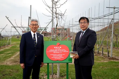▲櫻田宏也邀請黃偉哲在2011年總統賴清德擔任台南市長時造訪弘前所植下的蘋果樹「總統之樹」旁，種植了象徵台南與弘前友誼的蘋果樹。（圖／南市府提供）