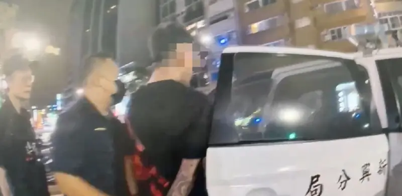 ▲蔡男見警方登門臨檢，隨即起身走入廚房旁牆邊角落，警方在確認蔡嫌通緝身份後，依過失傷害等9案通緝將其依法逮捕送辦。（圖／記者郭凱杰翻攝）