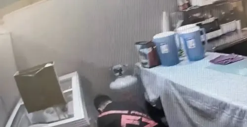 ▲蔡嫌自以為神不知鬼不覺,趁隙躲入一旁簡餐備料區,窩縮在冰箱縫隙角落,不知此舉早已引來執勤員警注意。(圖/記者郭凱杰翻攝) ▲蔡嫌自以為神不知鬼不覺,趁隙躲入一旁簡餐備料區,窩縮在冰箱縫隙角落,不知此舉早已引來執勤員警注意。(圖/記者郭凱杰翻攝)