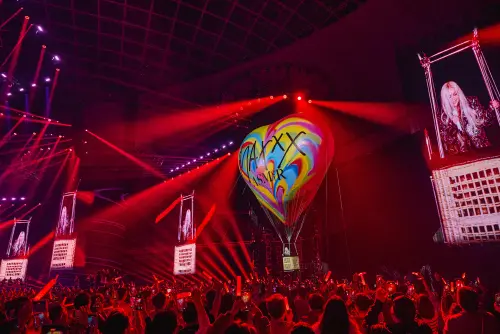 ▲張惠妹為大巨蛋費盡心思，不僅在成本上砸下重本，還特地以熱氣球方式將吃下，。（圖／源活娛樂提供）