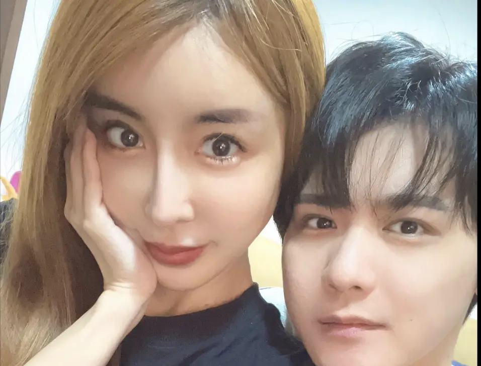 ▲雪碧（左）曝光和黃正杰（右）的合照，兩人曾交往過不到一年的時間，聽聞黃正杰過世噩耗傷心不已。（圖／翻攝自雪碧Threads）