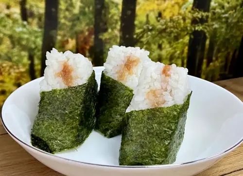 ▲高雄青海路上的「日本飯糰專賣店おら家」，強調以新日本新潟產的越光米來製作三角飯糰。（圖／翻攝Google Map，由日本飯糰專賣店おら家張貼）