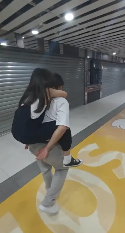 ▲阿緯深夜回家，從高鐵車廂到車站，依舊背著熟睡中的女兒。（圖／阿緯IG）