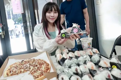 ▲立委黃捷也到場支持，一次購買50個飯糰。（圖／取自黃捷臉書）