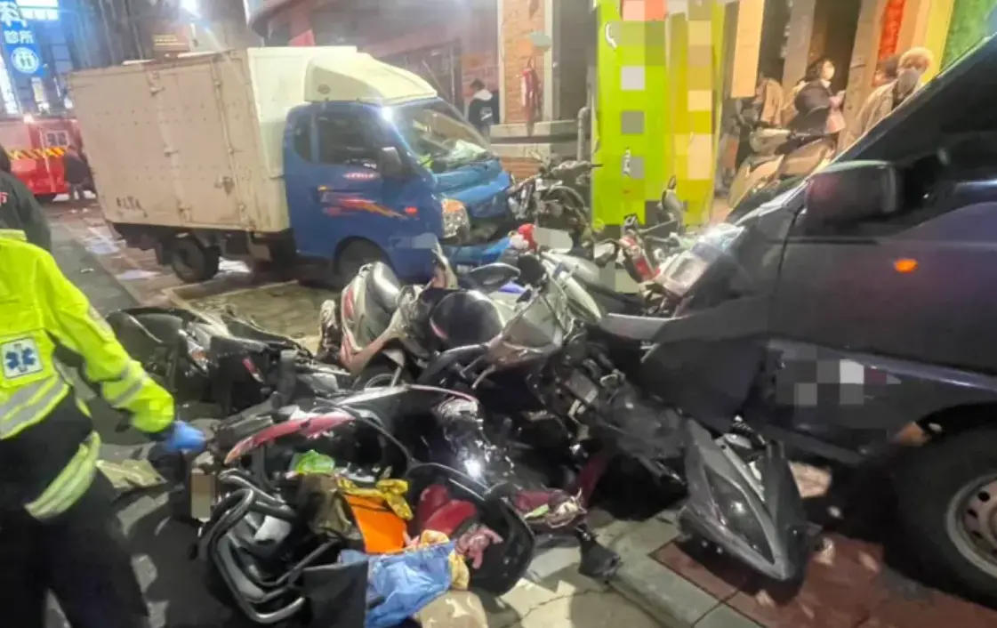 ▲大愛電視台新戲《接住流星的人》劇組美術人員駕車逆向撞上路邊停車格，導致一名女子身亡，駕駛疑似打嗑睡精神不濟，但劇組製作人否認工作人員有血汗過勞的情況。（圖／警方提供）