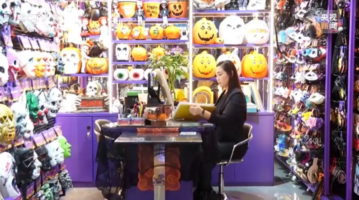 ▲被稱為「全球最大的小商品批發市場」的浙江省義烏市，許多廠商在川普祭出關稅、美國市場幾乎停擺後，想方設法尋找新客戶，開拓市場。（圖／擷取自央視影片）