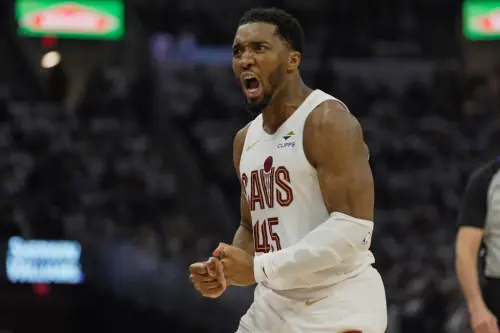 NBA美國職籃(National Basketball Association)2025年季後賽首輪,克里夫蘭騎士今(21)日主場迎戰邁阿密熱火,Donovan Mitchell此戰拿下30分、5籃板,而Ty Jerome則成為「奇兵」全場三分球8投5中砍下28分,率領騎士121:100擊敗熱火,系列賽取得1:0領先。(圖/美聯社/達志影像) ▲NBA美國職籃(National Basketball Association)2025年季後賽首輪,克里夫蘭騎士今(21)日主場迎戰邁阿密熱火,Donovan Mitchell此戰拿下30分、5籃板,而Ty Jerome則成為「奇兵」全場三分球8投5中砍下28分,率領騎士121:100擊敗熱火,系列賽取得1:0領先。(圖/美聯社/達志影像)