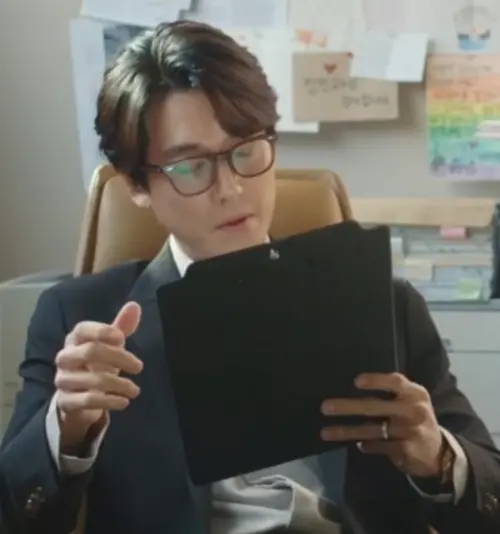 ▲金雋婠（鄭敬淏 飾）登場時無名指戴著戒指。（圖／翻攝自Netflix）