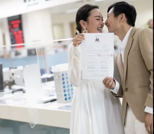 ▲逸祥（右）紫布爾正若登記結婚，兩人在淡水定居，將一起展開新生活。（圖／摘自黃逸祥粉絲團FB）