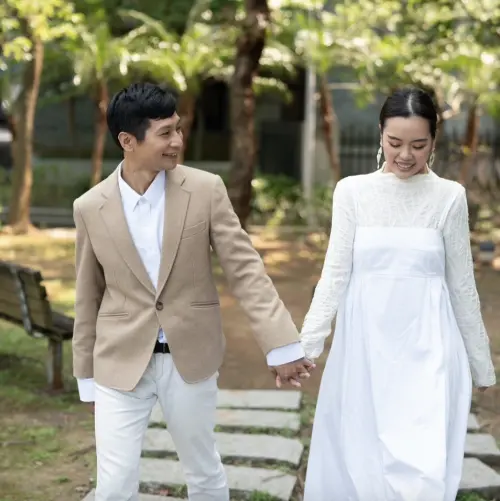 ▲逸祥（左）紫布爾正若結婚前，她的父親曾讓事業、生活陷低潮的他住進家裡來，順便就近觀察他的人品，才放心讓女兒跟他在一起。（圖／摘自黃逸祥粉絲團FB）