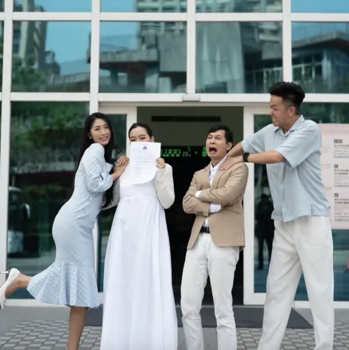▲香蕉（右一）與妻子Timmy（左一）是逸祥（右二）和紫布爾正若登記結婚的見證，大家以後都會是在淡水的好鄰居。（圖／摘自黃逸祥粉絲團FB）
