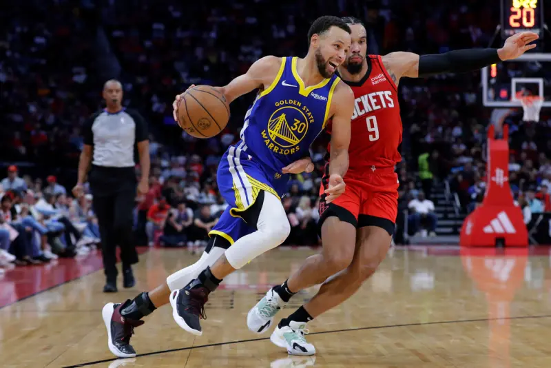 ▲Stephen Curry（左）全場面對火箭嚴防，仍19投12中高效攻下31分、6籃板與3助攻，幫助勇士終場95：85擊敗火箭，系列賽搶得開門紅。（圖／美聯社／達志影像）