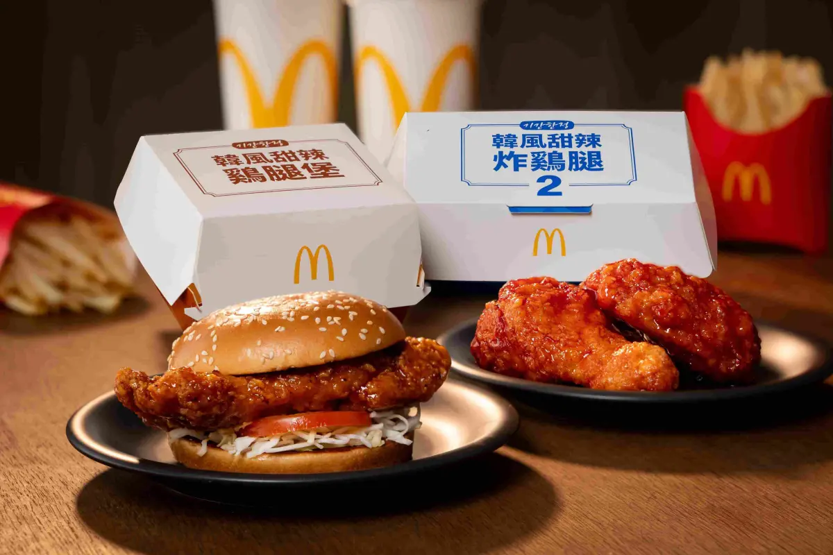 ▲麥當勞不只早餐瘋搶「McGriddles厚鬆餅堡」，韓風甜辣炸雞腿、雞腿堡也回歸；再度聯名可口可樂、租借循環杯免費喝中杯，歡樂送優惠全新「買一送一」再抽獎送韓國雙人來回機票。漢堡王「國王日」優惠飲料喝到飽。（圖／麥當勞提供）