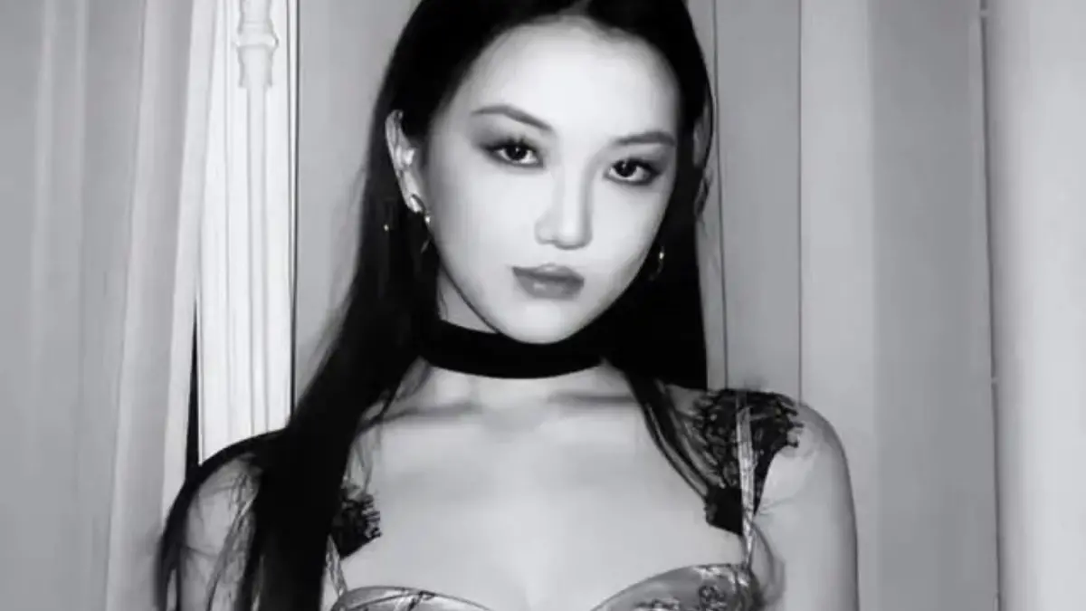 ▲金曲天后王菲和前夫李亞鵬的19歲女兒李嫣（如圖），因為一張她手上拿著菸的照片，引起熱烈討論，網友紛紛認為時間過得真快「王菲女兒都可以抽菸了」，而她清秀的外表也被說越長越像爸媽。（圖／翻攝自微博）