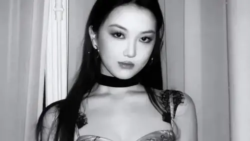 王菲19歲女兒李嫣「抽菸照」網熱議!清秀外表被評:越長越像爸媽