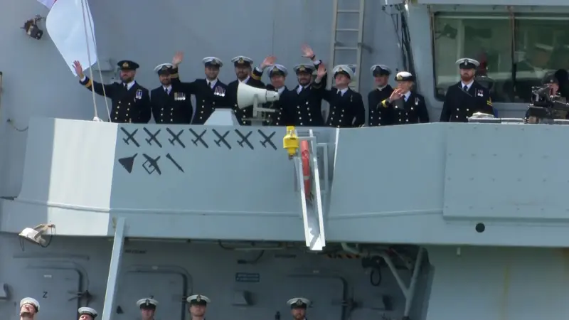 ▲ 英國鑽石號返港號艦身有擊落無人機與反艦飛彈的功標,顯見限制水域內艦艇依舊能發揮戰力。(圖/翻攝自X USNI)