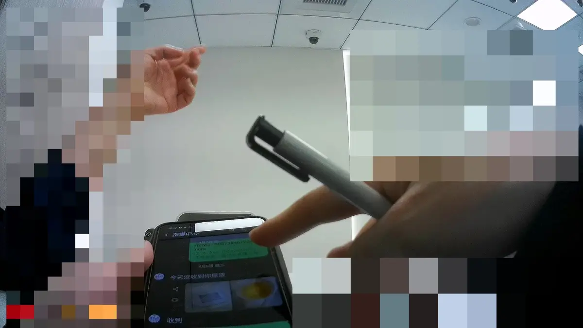 ▲王男聽從指示，將尿液拍照上傳後，匯款購買藥品，警方極力勸說(圖／警方提供2025.4.21)