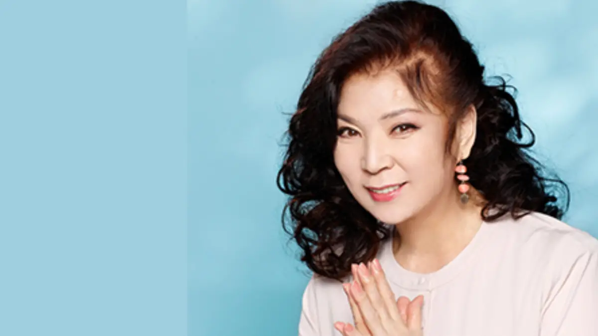 ▲日本演歌天后八代亞紀於2023年底罹患「膠原病」（結締組織疾病）病逝，享壽73歲，日前唱片公司New Century Records將推出她的追悼精選輯，然而購買的禮物竟是她的兩張裸照，引起超大爭議。（圖／翻攝自universal music japan官網）