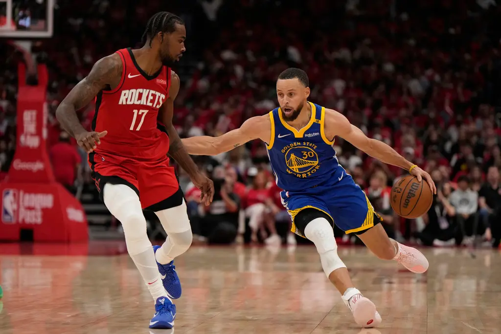 ▲金州勇士今（21）日在西區季後賽首輪G1，以95：85擊敗休士頓火箭，Stephen Curry本場比賽砍下31分，賽後Curry收獲個人生涯季後第100勝，此外Curry在季後賽進球數來到1338顆，超越Scottie Pippen成為NBA歷史第17名。（圖／美聯社／達志影像）