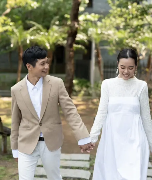 ▲逸祥（左）和紫布爾正若（娃娃，右）順利登記結婚。（圖／逸祥IG）