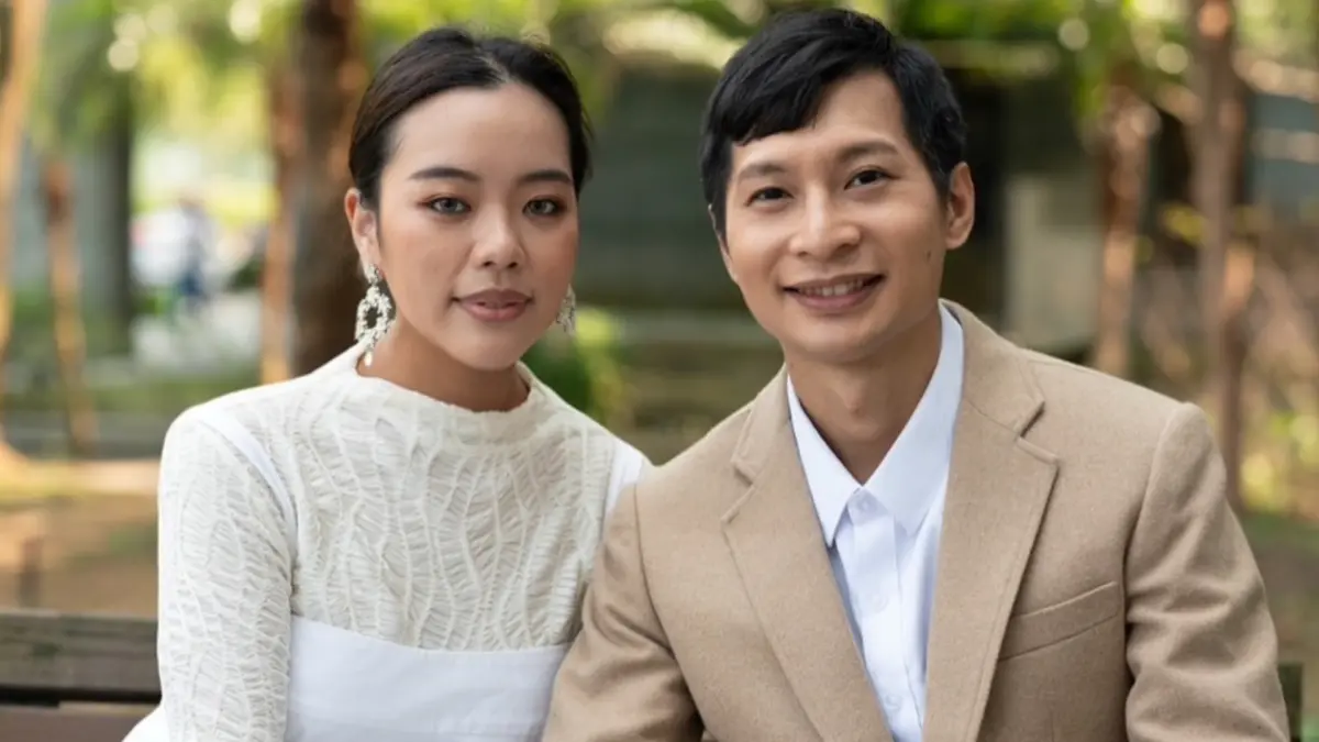 ▲本土男星逸祥（右）今（21）日在社群中貼出和女友紫布爾正若（娃娃，左）在戶政事務所登記的照片，成功升級人夫。逸祥曾和藝人白白交往，當時向女方求婚後和家人一起吃飯，卻因為他吃了紅蟳不請客因此被對方退婚。（圖／逸祥IG）