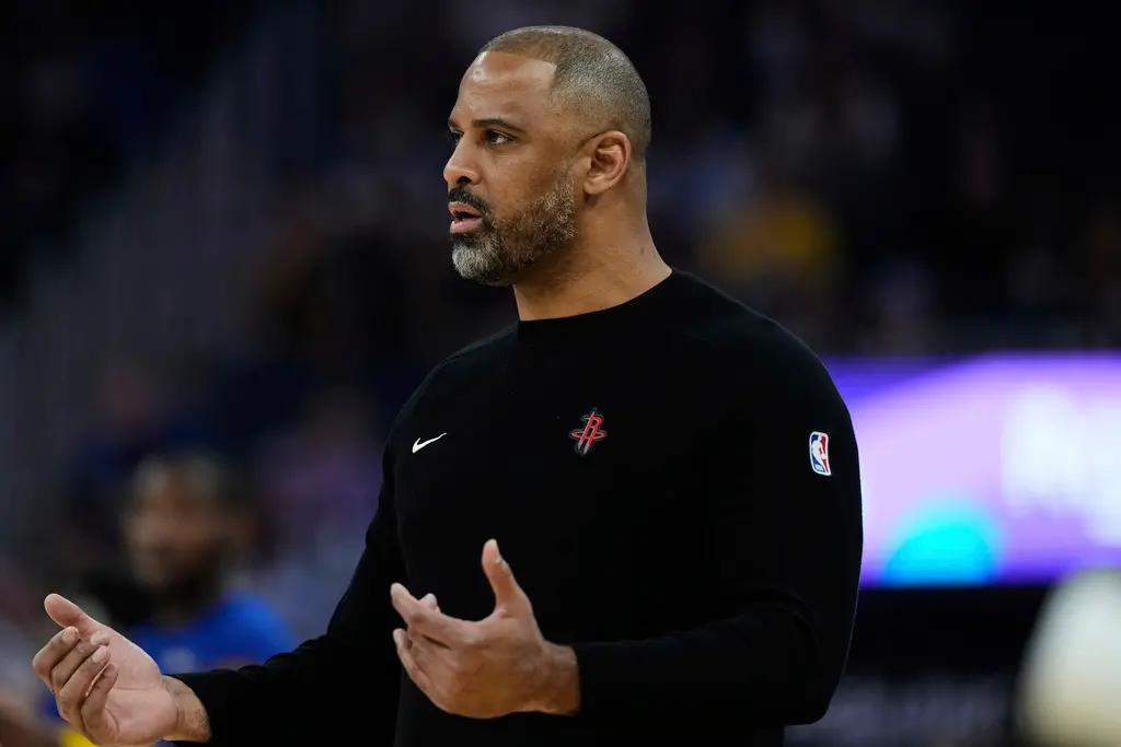 ▲美國職業棒球大聯盟（Major League Baseball）休士頓火箭總教練Ime Udoka與球隊達成長期續約協議，根據《ESPN》報導，這份新合約將讓他成為NBA年薪最高的總教練之一，年薪預計「突破千萬」美元。（圖／美聯社／達志影像）