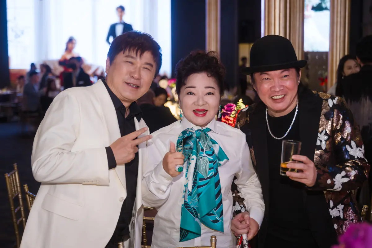 ▲胡瓜（左起）、白冰冰、康康在賴慧如的婚禮上拍了「破冰」合照，然而因婚禮桌次的安排，被傳白冰冰不滿意，提前離開，她特別發文澄清，是當天已經確定要連趕3場，沒有不開心，也很祝福新人。（圖／SJ Wedding鯊魚婚紗攝影提供）