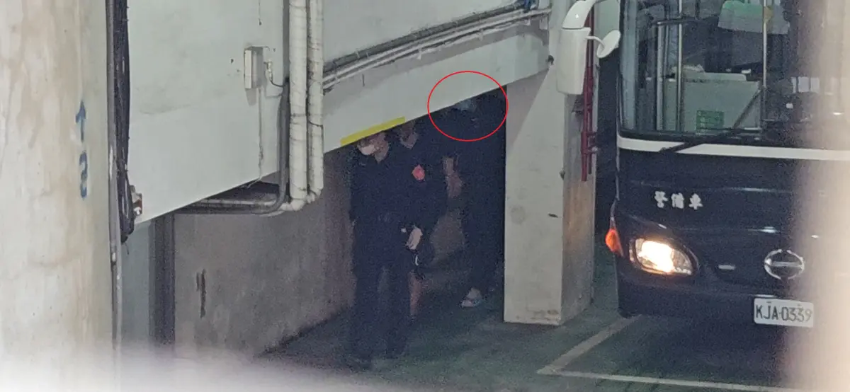 ▲賴清德總統辦公室前諮議吳尚雨下囚車出庭。（圖／記者劉松霖攝）